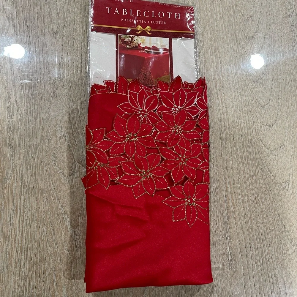 Poinsettia Cluster Round Red Tablecloth